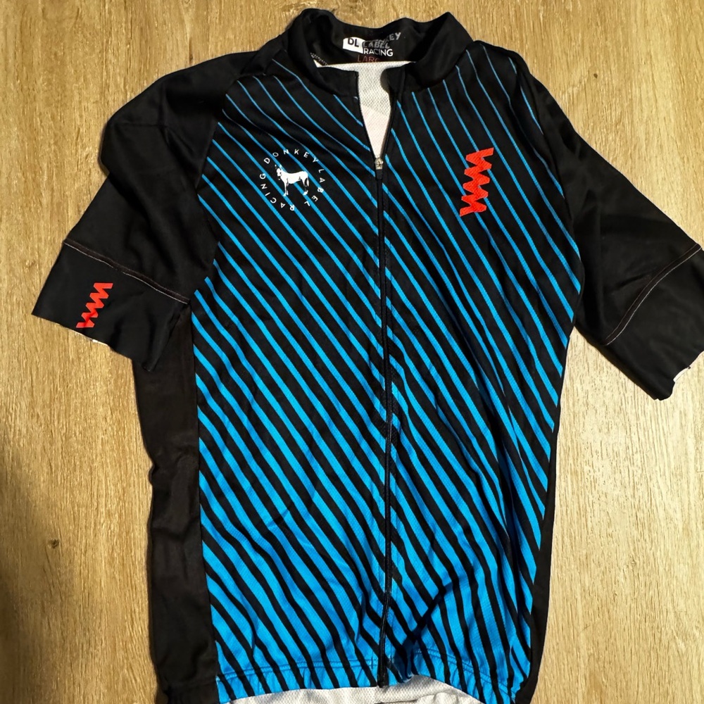 Dynamic Black and Blue Cycling Jersey with Gradient Design
